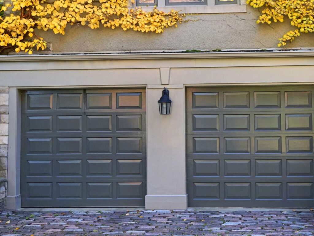 A Quick Guide to Commercial Sectional Doors 2