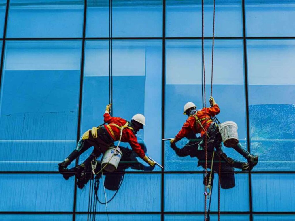 How Often Do Skycraper Windows Get Cleaned? 4