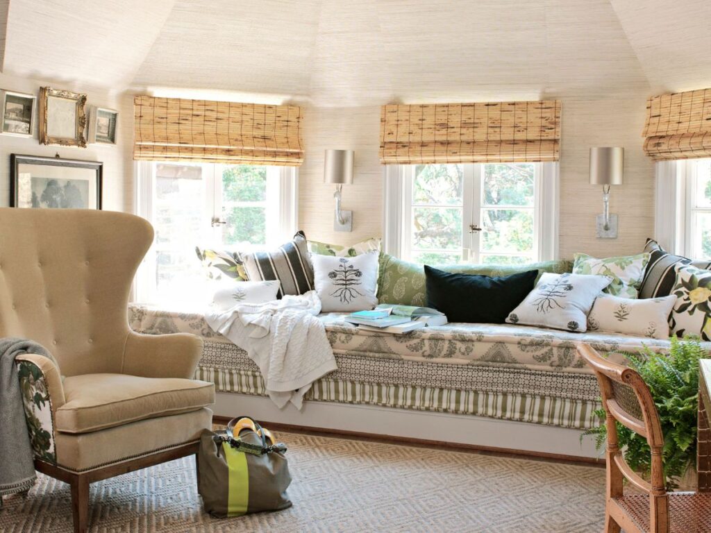 10 Creative Ways to Decorate a Bay Window 33