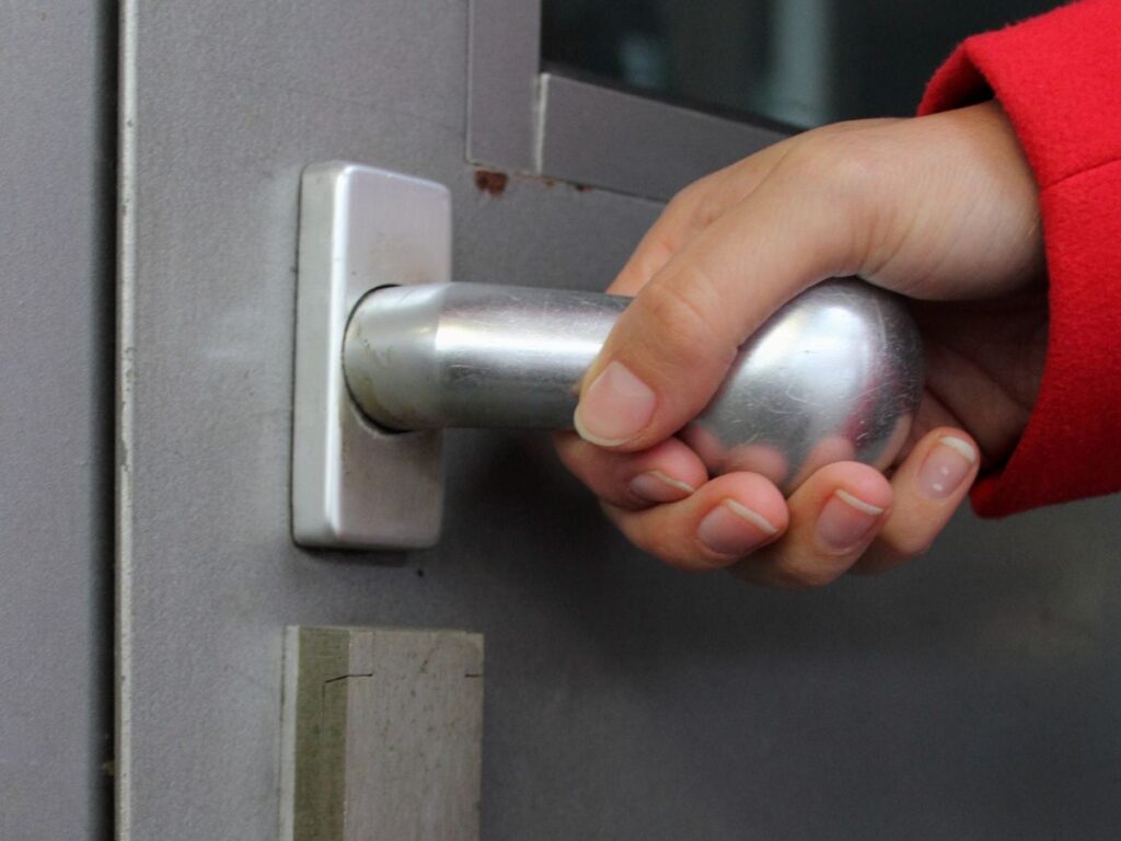 What Is a Right Hand Swing Door? 1