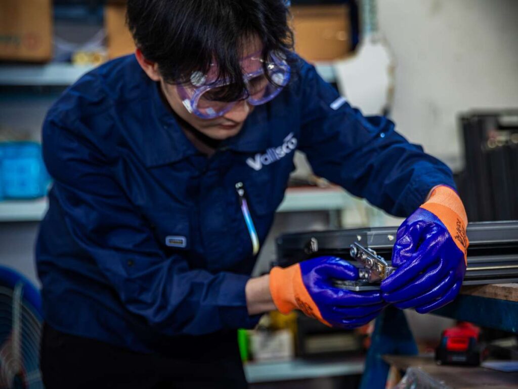 Windows Manufacturing Process: Step-by-Step Guide 4 Windows Manufacturing Process: Step-by-Step Guide 4